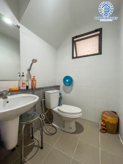 *****บ้านแฝดมือสองย่านนนทบุรี ม.โกลเด้นอเวนิว แจ้งวัฒนะ-ติวานนท์ เนื้อที่กว้าง 40.30  ตร.ว. ฟังก์ชัน 3 ห้องนอน 2 ห้องน้ำ ที่จอดรถ 2 คัน บ้านสวย พื้นที่ใช้สอยเยอะ ภายในสภาพสวย บนทำเลแห่งการเดินทาง ใกล้รถไฟฟ้าสายสีชมพู "แจ้งวัฒนะ-ปากเกร็ด28" และจุดทางด่วน "แจ้งวัฒนะ"